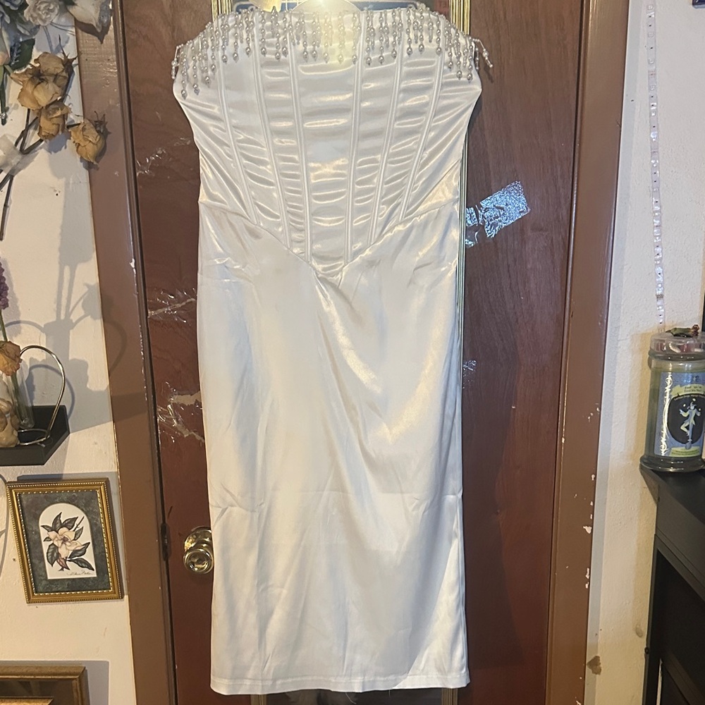 Elegant White Strapless Dress